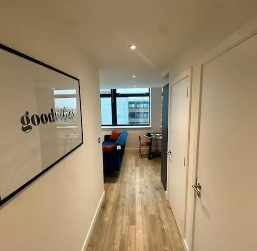 Stylish, Top-Floor 1 Bed Apt